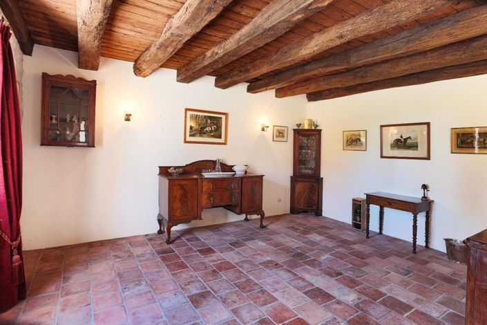 Image No.17-6 Bed Property for sale