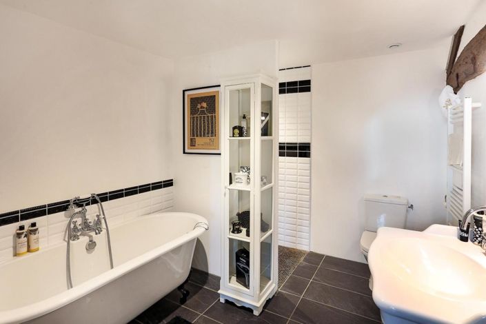 Image No.20-6 Bed Property for sale