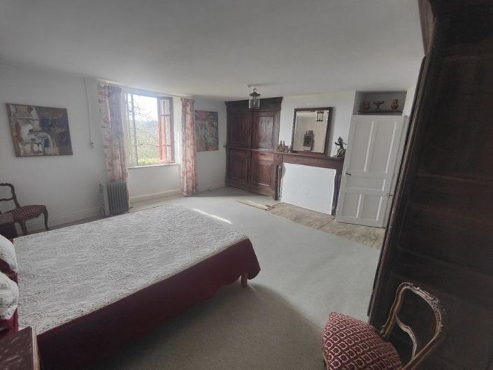 Image No.10-4 Bed Property for sale