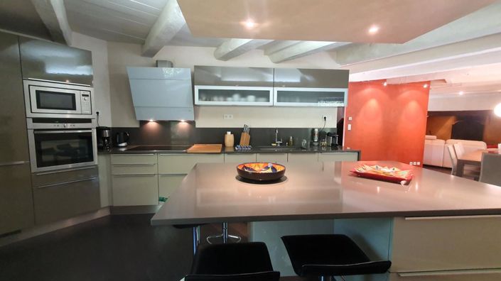 Image No.19-6 Bed Property for sale