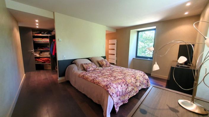 Image No.20-6 Bed Property for sale