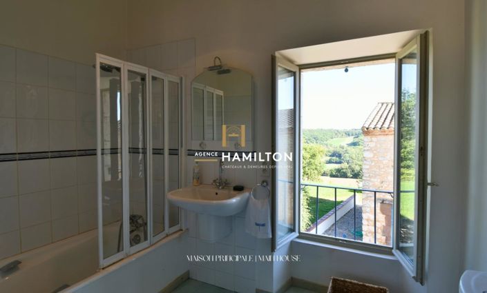 Image No.10-6 Bed Property for sale