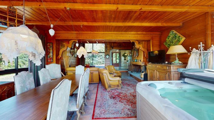 Image No.10-6 Bed Property for sale