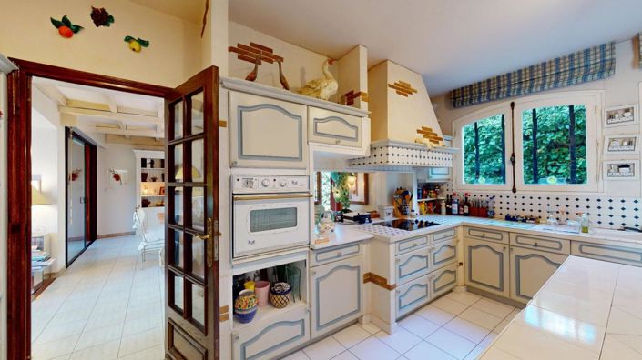 Image No.13-6 Bed Property for sale