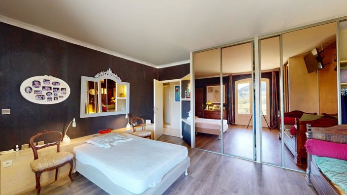 Image No.16-6 Bed Property for sale