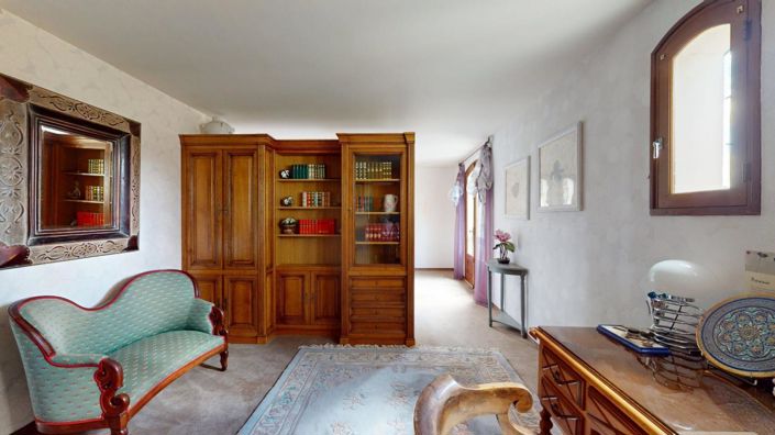 Image No.17-6 Bed Property for sale