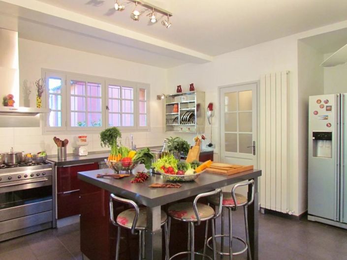 Image No.5-9 Bed Property for sale