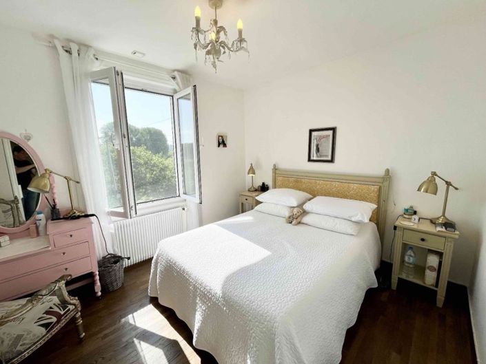 Image No.11-2 Bed Property for sale