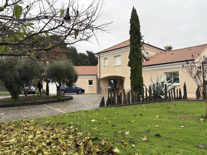 Image No.1-4 Bed Property for sale