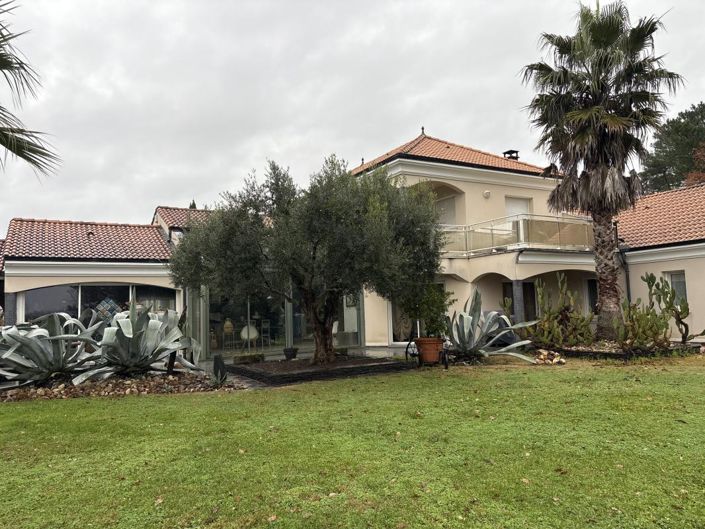 Image No.14-4 Bed Property for sale