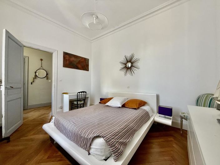 Image No.5-9 Bed Property for sale