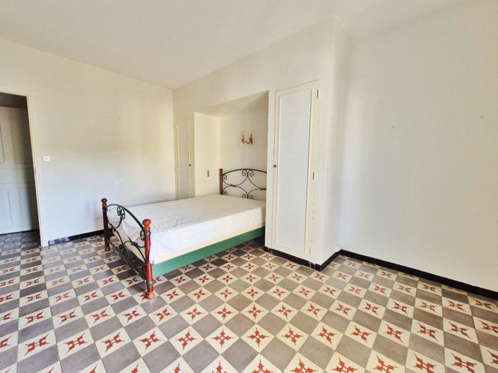 Image No.8-5 Bed House for sale