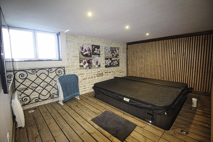 Image No.10-8 Bed Property for sale