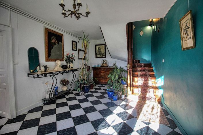 Image No.3-8 Bed Property for sale