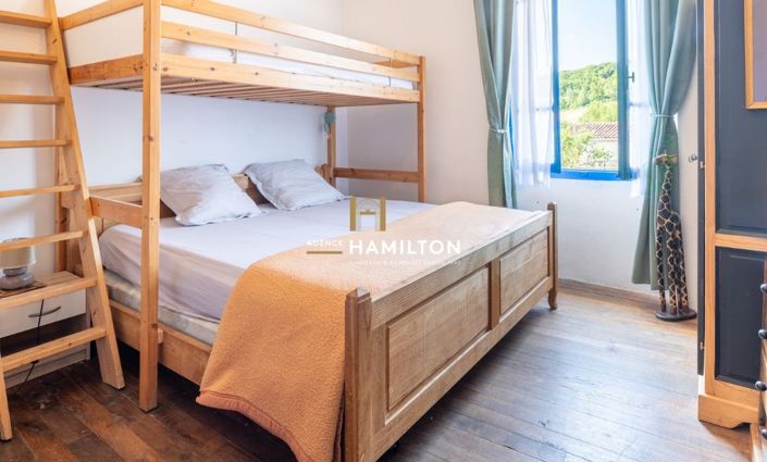 Image No.10-7 Bed Property for sale