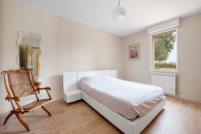 Image No.12-5 Bed Property for sale