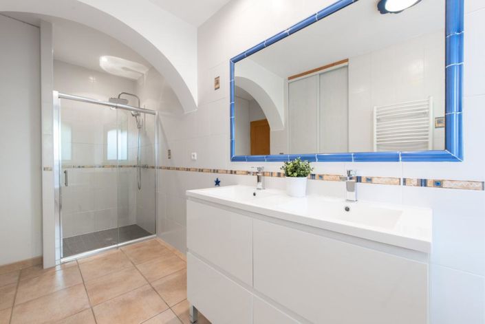 Image No.13-5 Bed Property for sale