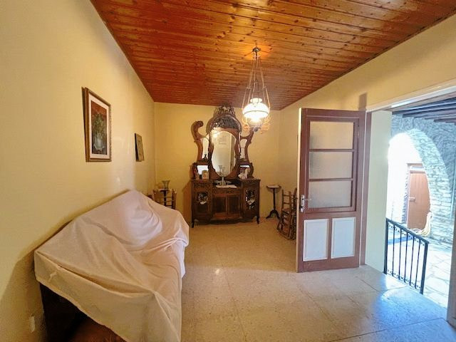 Image No.8-5 Bed House for sale