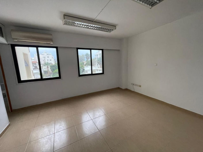 Image No.5-Commercial à vendre à Larnaca