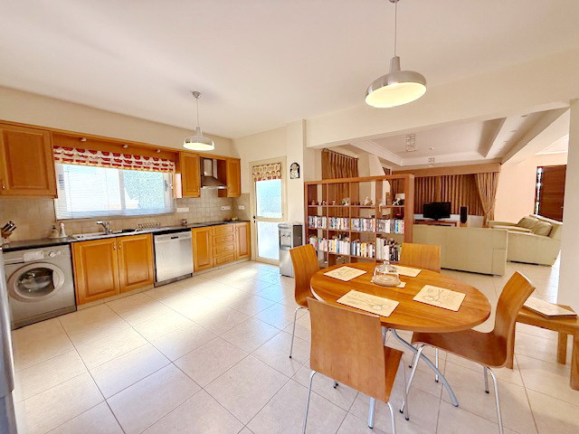 Image No.18-4 Bed House for sale