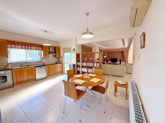 Image No.20-4 Bed House for sale