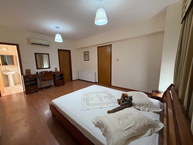 Image No.24-4 Bed House for sale