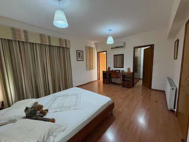 Image No.25-4 Bed House for sale