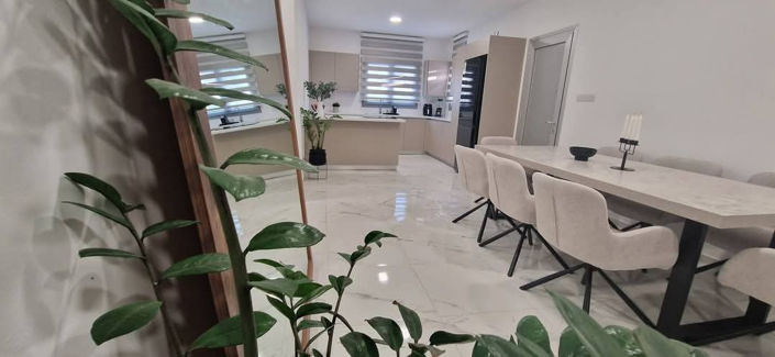 Image No.13-6 Bed Property for sale