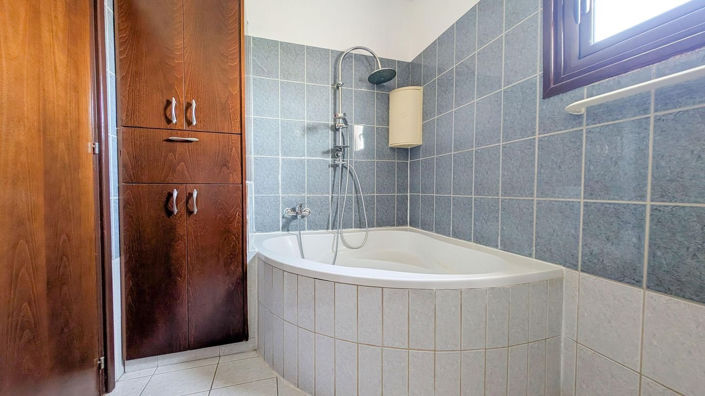 Image No.18-4 Bed House for sale