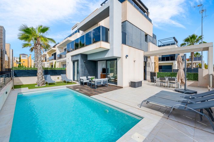 Image No.1-4 Bed Villa for sale