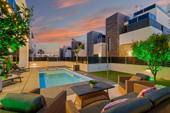 Image No.2-Villa de 4 chambres à vendre à Orihuela Costa