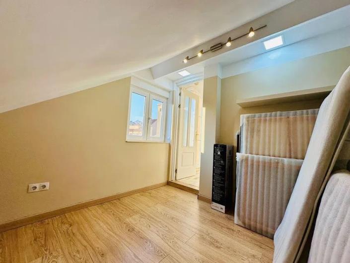 Image No.12-5 Bed Townhouse for sale