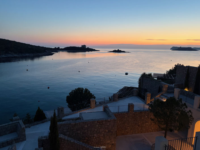 Image No.9-7 Bed Villa for sale