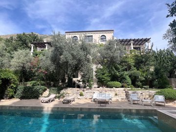 1-an-exquisite-three-story-residential-villa-