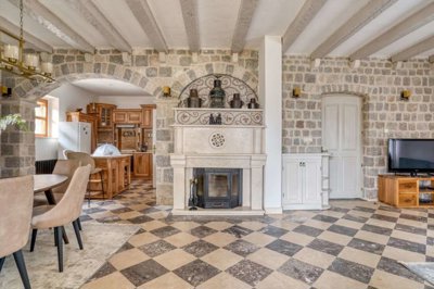 9-stone-villa-on-a-large-plot-with-a-pool-1