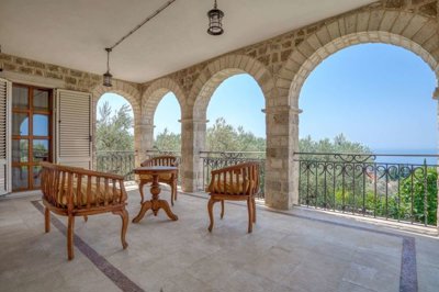 11-stone-villa-on-a-large-plot-with-a-pool-1