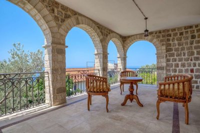 11a-stone-villa-on-a-large-plot-with-a-pool-1