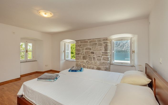 Image No.25-10 Bed House for sale