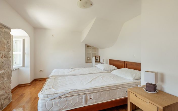 Image No.26-10 Bed House for sale