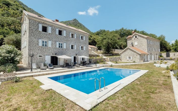 Image No.7-10 Bed House for sale