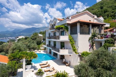 1-budva-st-stefan-villa-with-an-outdoor-swimm