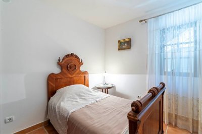 10-3bdr-apartment-in-a-waterfront-stone-villa