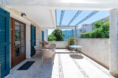 4-3bdr-apartment-in-a-waterfront-stone-villa