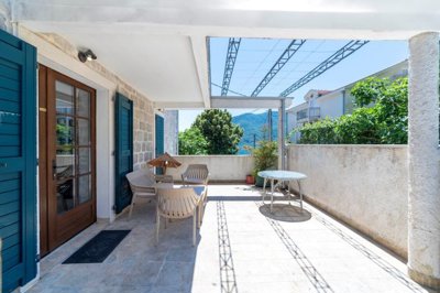 4-3bdr-apartment-in-a-waterfront-stone-villa