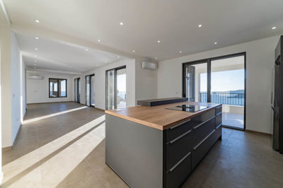 8-luxury-4-bdr-villa-with-a-pool-and-open-sea