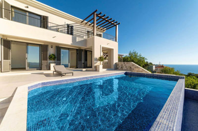 1-luxury-4-bdr-villa-with-a-pool-and-open-sea