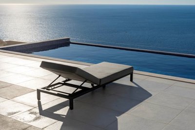 5-luxury-4-bdr-villa-with-a-pool-and-open-sea