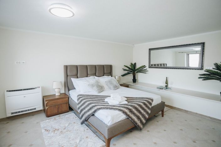 Image No.16-4 Bed House for sale