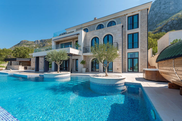 Image No.2-6 Bed Villa for sale