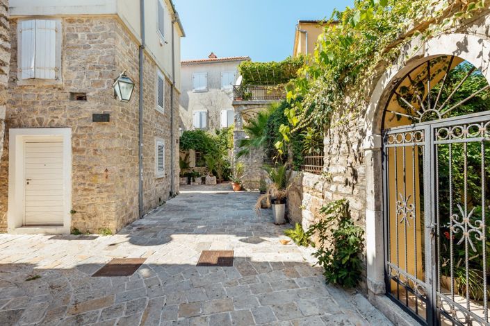 Image No.10-3 Bed Commercial for sale